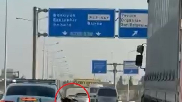 Dur ihtarından kaçan ehliyetsiz TIR sürücüsü, aracın lastiklerine silah doğrultulunca durdu