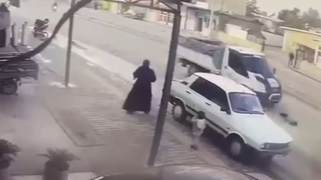 Yolun karşısına koşarken kamyonetin çarptığı çocuk ağır yaralandı; kaza anı kamerada