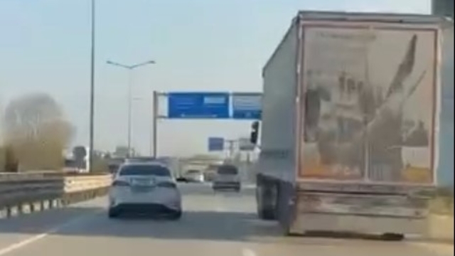 Tehlike saçan tır şoförünü silah doğrultup durdurdular