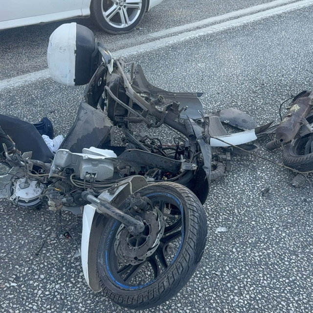 Motosikletin ikiye ayrıldığı kazada 2 yaralı