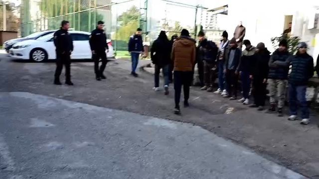 Amasya'da plastik ham madde yüklü TIR'dan 13 kaçak göçmen çıktı