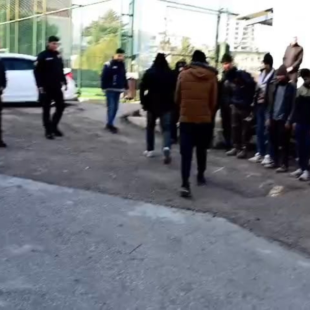 Amasya'da plastik ham madde yüklü TIR'dan 13 kaçak göçmen çıktı