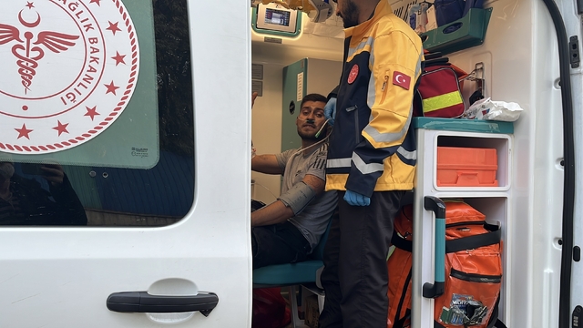 Kocaeli'de bina çatısında yangın: Baba ve oğlu dumandan etkilendi