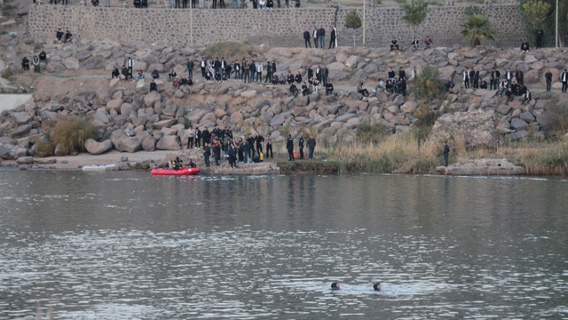 Nehre düşen terliğini almak isterken suya düşen çocuk kayboldu