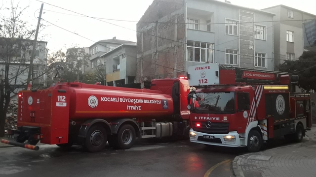 Kocaeli'de çatıda çıkan yangında dumandan etkilenen 2 kişi hastaneye kaldırıldı