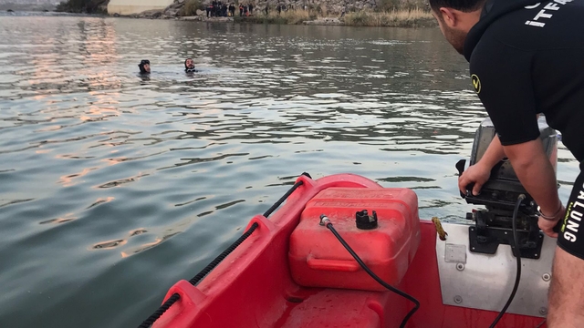 Terliğini almak isterken Dicle Nehri'ne düşen Ahmet'i arama çalışması başlatıldı