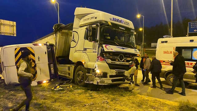 Sinop'ta tır ile çarpışan servis minibüsü şoförü yaralandı