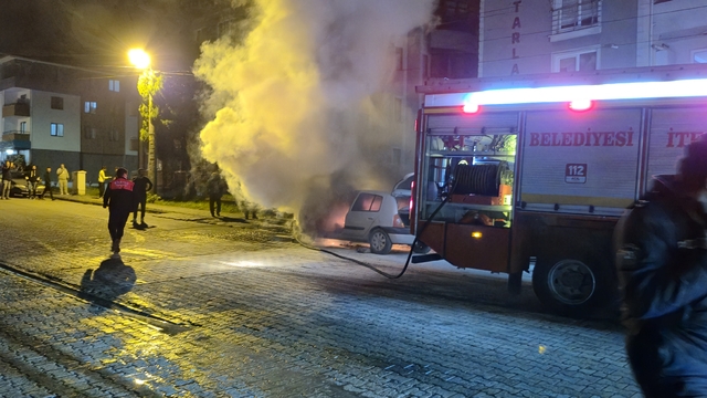 Çalıştırdığı aracı bir anda alev aldı, sürücü son anda kurtuldu
Mahalleli kovalarla su taşıdı
