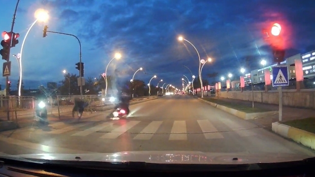 Kırmızı ışık ihlali yapan motosikletli yayaya çarptı, 2 kişi yaralandı: O anlar kamerada