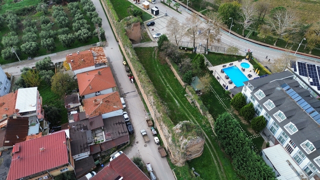 Papa ziyaret etti, sit alanındaki arsalar değerlendi
İznik'te Papa ziyareti sonrası tarihi 2 bin 200 yıllık surların içindeki sit alanındaki özel mülk satışa çıkarıldı