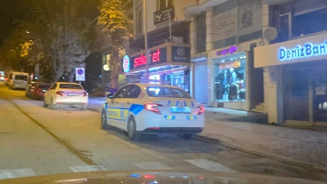 Bacağına saplanan bıçağı çıkartıp karşısındaki kişiyi ağır yaraladı
Bilecik'te "yan bakma" kavgası kanlı bitti: 1'i ağır 2 yaralı