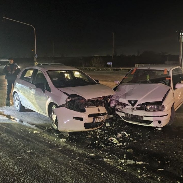 Kırmızı ışık ihlali kazaya neden oldu: 2 yaralı