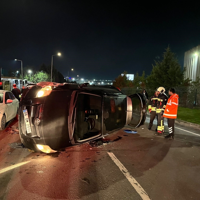 Kontrolden çıkan otomobil park halindeki araçlara çarpıp yan yattı