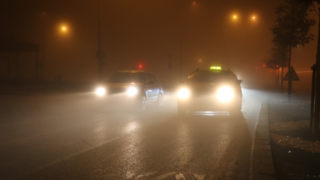 Sivas yoğun sise gömüldü, araçlar görünmez hale geldi