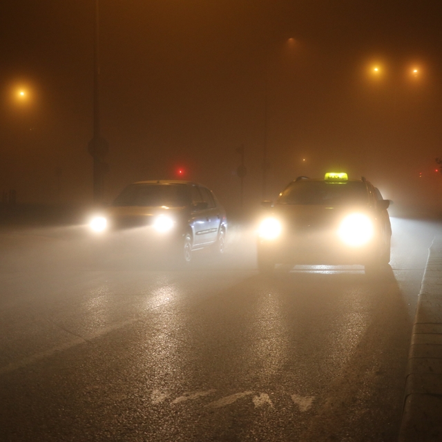 Sivas yoğun sise gömüldü, araçlar görünmez hale geldi