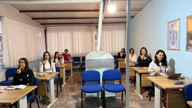 Hem konaklıyorlar hem açılan kurslarla kendilerini geliştiriyorlar
Yenipazar'da yurtta kalan öğrenciler işaret dili öğreniyor