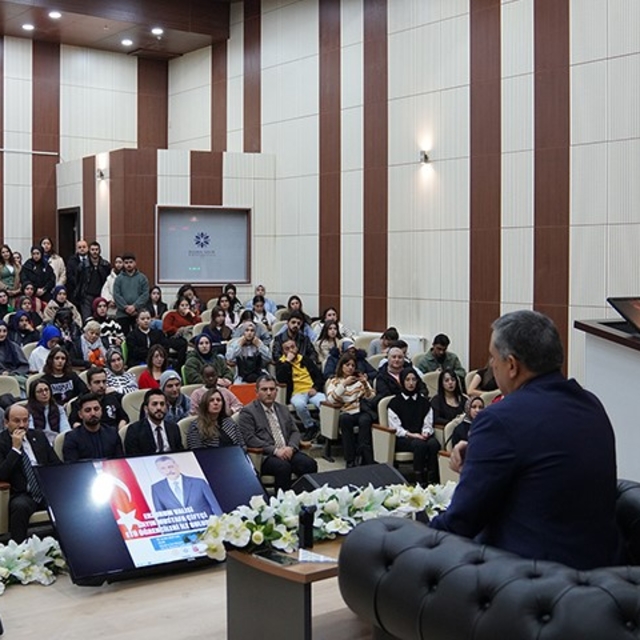 Erzurum Valisi Mustafa Çiftçi, Erzurum Teknik Üniversitesi öğrencileri ile...