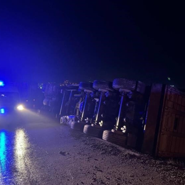 Bilecik'te devrilen tırın sürücüsü yaralandı