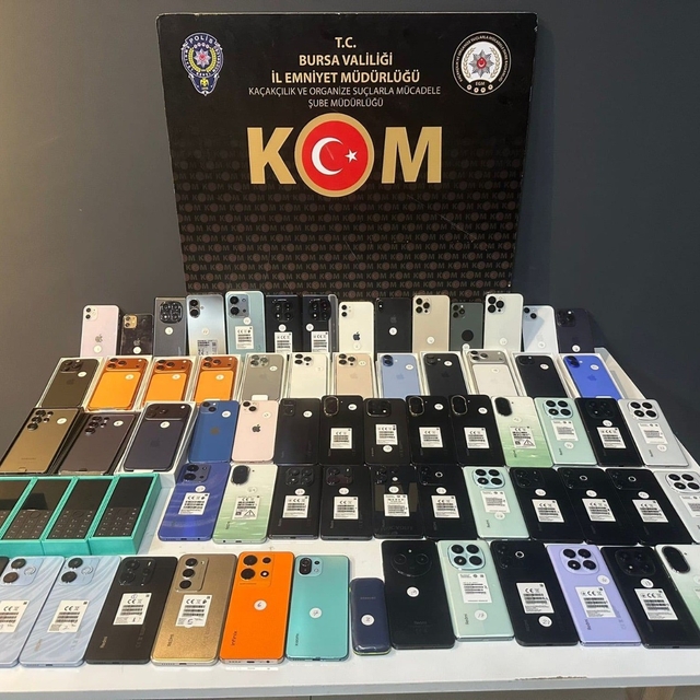Bursa'da piyasa değeri 3 milyon lira olan kaçak cep telefonları ve USB kabl...