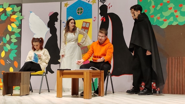 Kütahya'da 'Çekmez Köy' tiyatro oyunu minik öğrencilerle buluştu