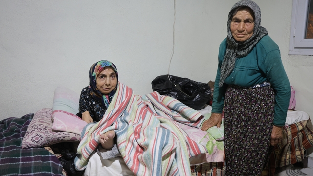 80 yaşındaki anne, 61 yaşındaki bedensel engelli kızına ömrünü adadı
Anne Nazmiye Sözalan: "Bakımevinden kızımı istediler ama ben vermek istemedim, Allah'ım kızıma yardım edeyim diye bana güç kuvvet veriyor"