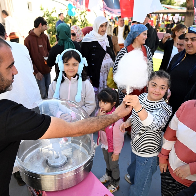Mersin'de özel gereksinimli bireyler renkli atölyelerde buluştu