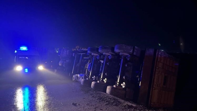 Bilecik'te devrilen tırın sürücüsü yaralandı