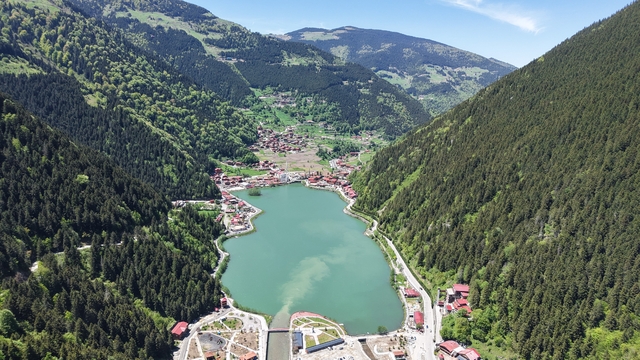 Uzungöl için acı gerçeği açıkladı
Trabzon Büyükşehir Belediye Başkanı Ahmet Metin Genç:
"Ne yazık ki bazı yapılaşmalarla birlikte aşırılığa gidildi; bunu kabul etmek lazım"
"Uzungöl, Trabzon denince akla gelen en önemli bölgemiz"