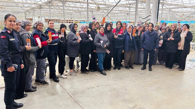 Simav'da sera çalışanı 54 kadına KADES tanıtıldı