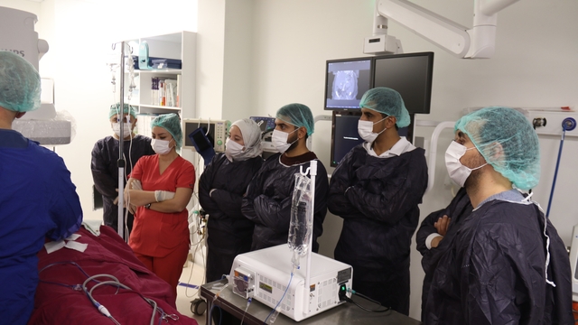 Mısırlı doktorlar tecrübe için Türk doktorlarını seçti
Türk hekimlerini izleyip tecrübe kazanmak isteyen yabancı doktorlar ESOGÜ'ye geldi
4 hekim Eskişehir'de ameliyatları izleyerek eğitim aldı
Mısır'dan Eskişehir'e gelen Sherıhan Waheed:
"Yeni şeyler ve prosedürler göreceğimiz için heyecanlıyız"
"Önceden Türk hastanesinde bulunmamıştım; gayet iyi organize edilmiş"