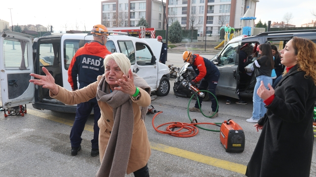 Eskişehir'de toplam 26 personel ve 9 araçla gerçekçi kaza tatbikatı
32 yıldır sağlıkçı olan UMKE eğitmeni: "Vakalarda çok daha acı olaylar ve ölümcül kazaları görüyoruz"
"Oradaki yaralı yakınlarımızın acısını burada hayali olarak göstermeye çalıştık, duygularımı da kattım"
ESOGÜ İlk ve Acil Yardım Programı 2. Sınıf Öğrencisi: "Ben yolcu koltuğundaydım, omurga travmam vardı"