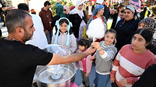 Mersin'de özel gereksinimli bireyler renkli atölyelerde buluştu