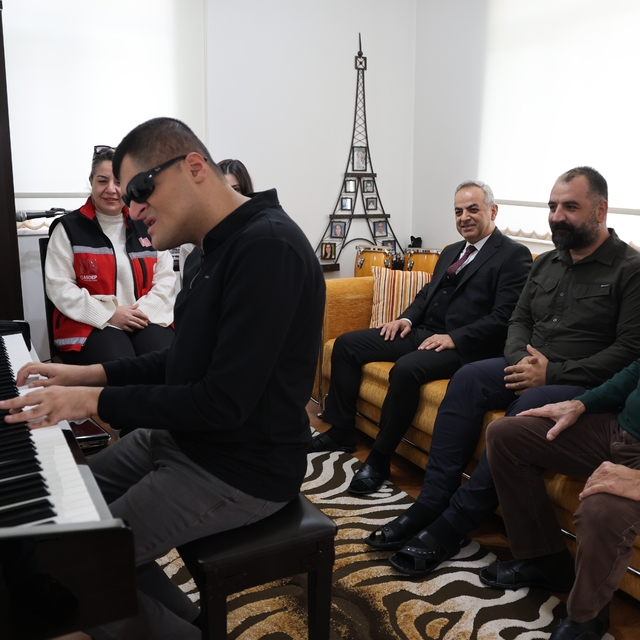 Konservatuvarı dereceyle bitiren görme engelli Mehmet dört enstrümanda usta...