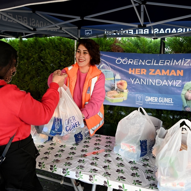 Kuşadası'nda beslenme çantalarını belediye dolduruyor