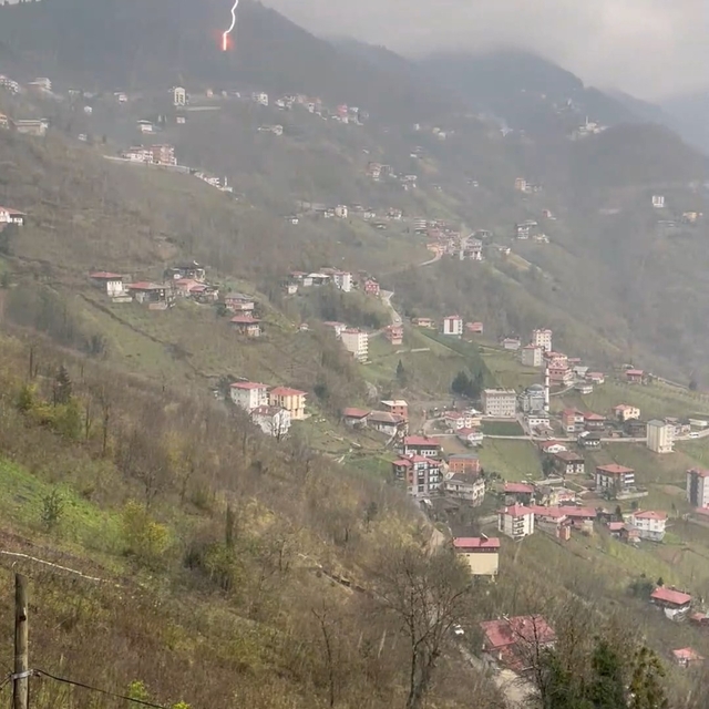 Doğu Karadeniz'de şimşekler cep telefonlarına yansıdı