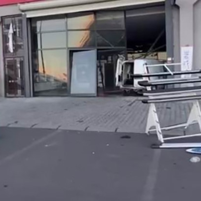 Fren yerine gaza basınca dükkana daldı