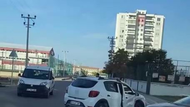 Diyarbakır'da otomobiller çarpıştı: 2 yaralı