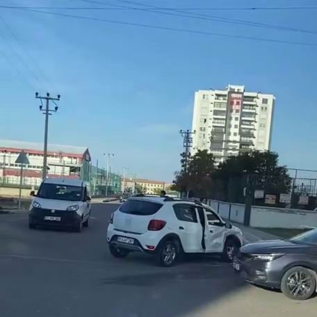 Diyarbakır'da otomobiller çarpıştı: 2 yaralı