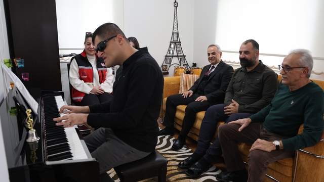 Konservatuvarı dereceyle bitiren görme engelli Mehmet dört enstrümanda ustalaştı