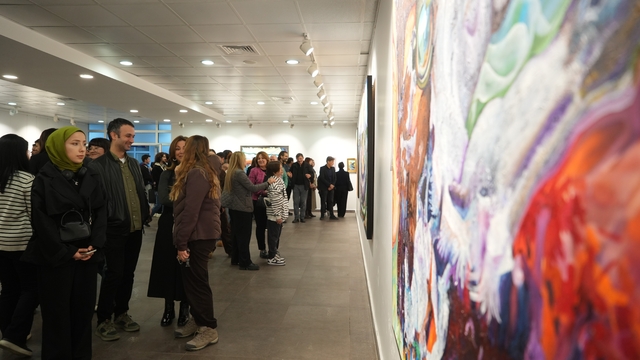 Akademisyenin 38 yıllık sanat yolculuğunu anlatan "38/50: Retro-Perspektif" sergisi