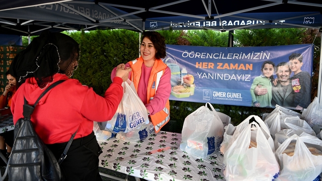 Kuşadası'nda beslenme çantalarını belediye dolduruyor