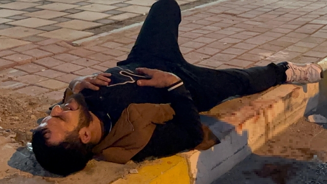 Çocuklara verdiği sigara canından ediyordu
Yolda yürürken sigara isteyen çocuklar tarafından sebepsiz yere bıçaklandı
Yoldan geçerken sigara isteyen 15-16 yaş grubu çocuklara sigara verdiği sırada bıçaklanan genç adam hastanelik oldu