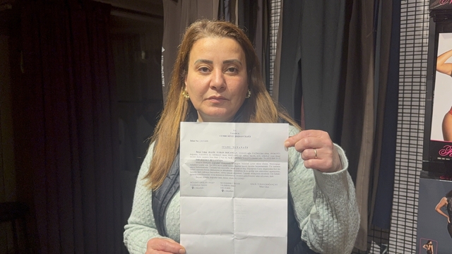 Üst katındaki 'çöp ev'den akan su dükkanını basan esnaf 7 yıldır çözüm bekliyor