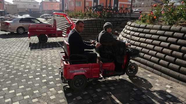 Görme engelli eşini, her gün iş yerine götürüp getiriyor