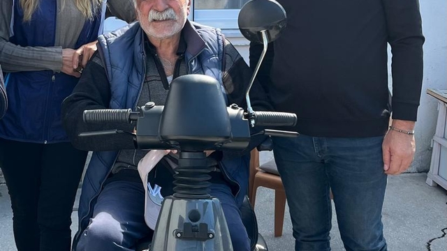 Ulaş'ta 2 engeliye akülü araç hediye edildi