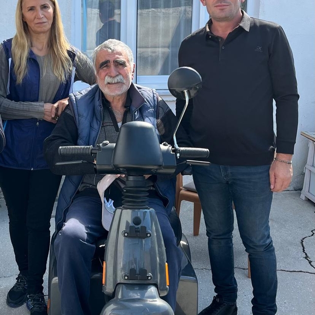 Ulaş'ta 2 engeliye akülü araç hediye edildi