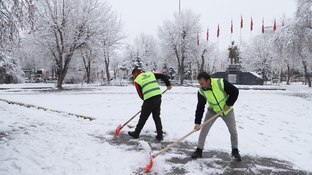 Ardahan'da belediyeden karla mücadele