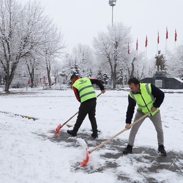 Ardahan'da belediyeden karla mücadele