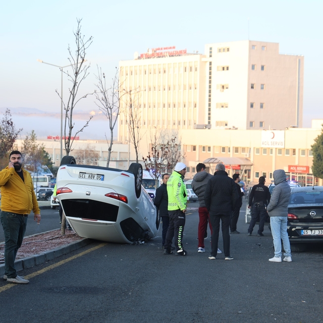 Duran araca çarpıp takla attı: 1 yaralı