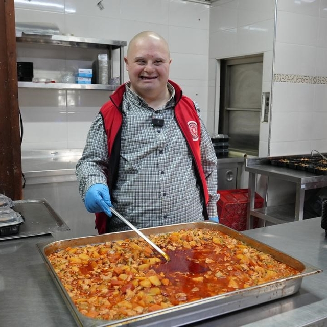 Gürsu'nun gülen yüzü Mesut, yemek dağıtımda